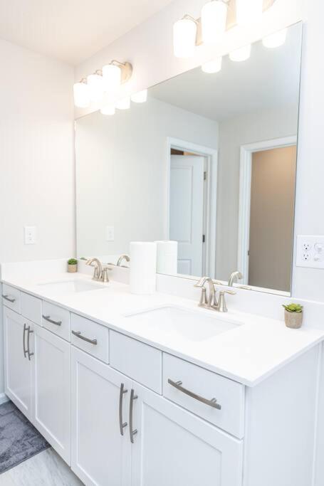 New Spacious 3 Bedroom Suite Garage Parking Free Wi-Fi Office Space And Patio View Duluth Exterior photo