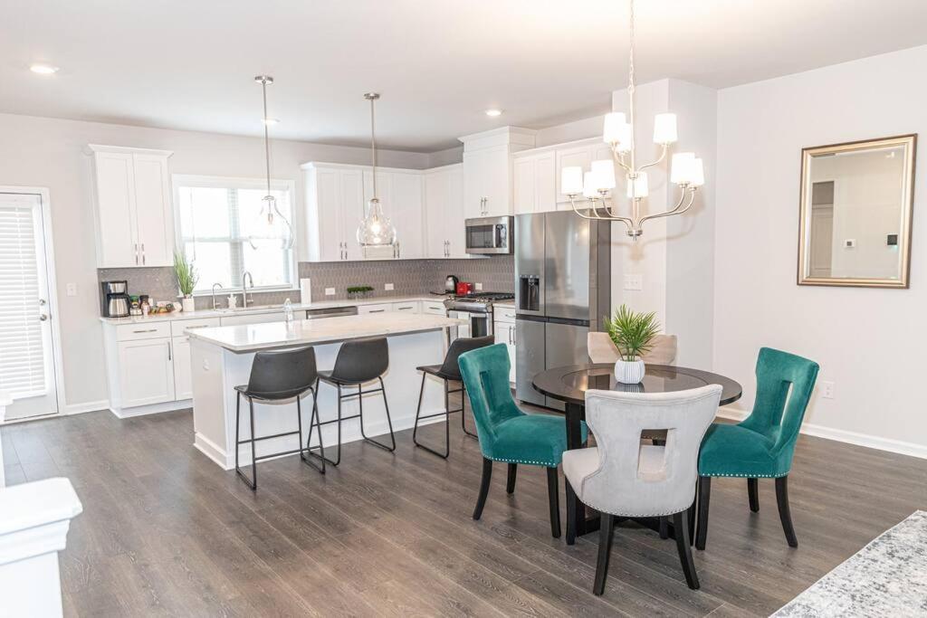 New Spacious 3 Bedroom Suite Garage Parking Free Wi-Fi Office Space And Patio View Duluth Exterior photo