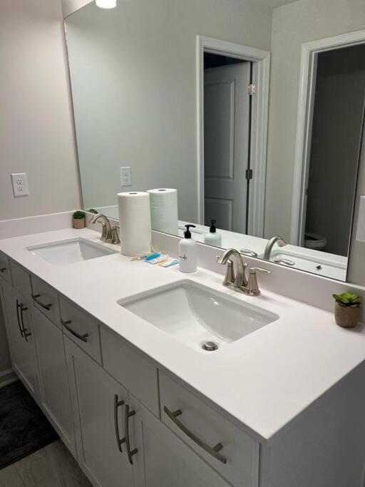 New Spacious 3 Bedroom Suite Garage Parking Free Wi-Fi Office Space And Patio View Duluth Exterior photo